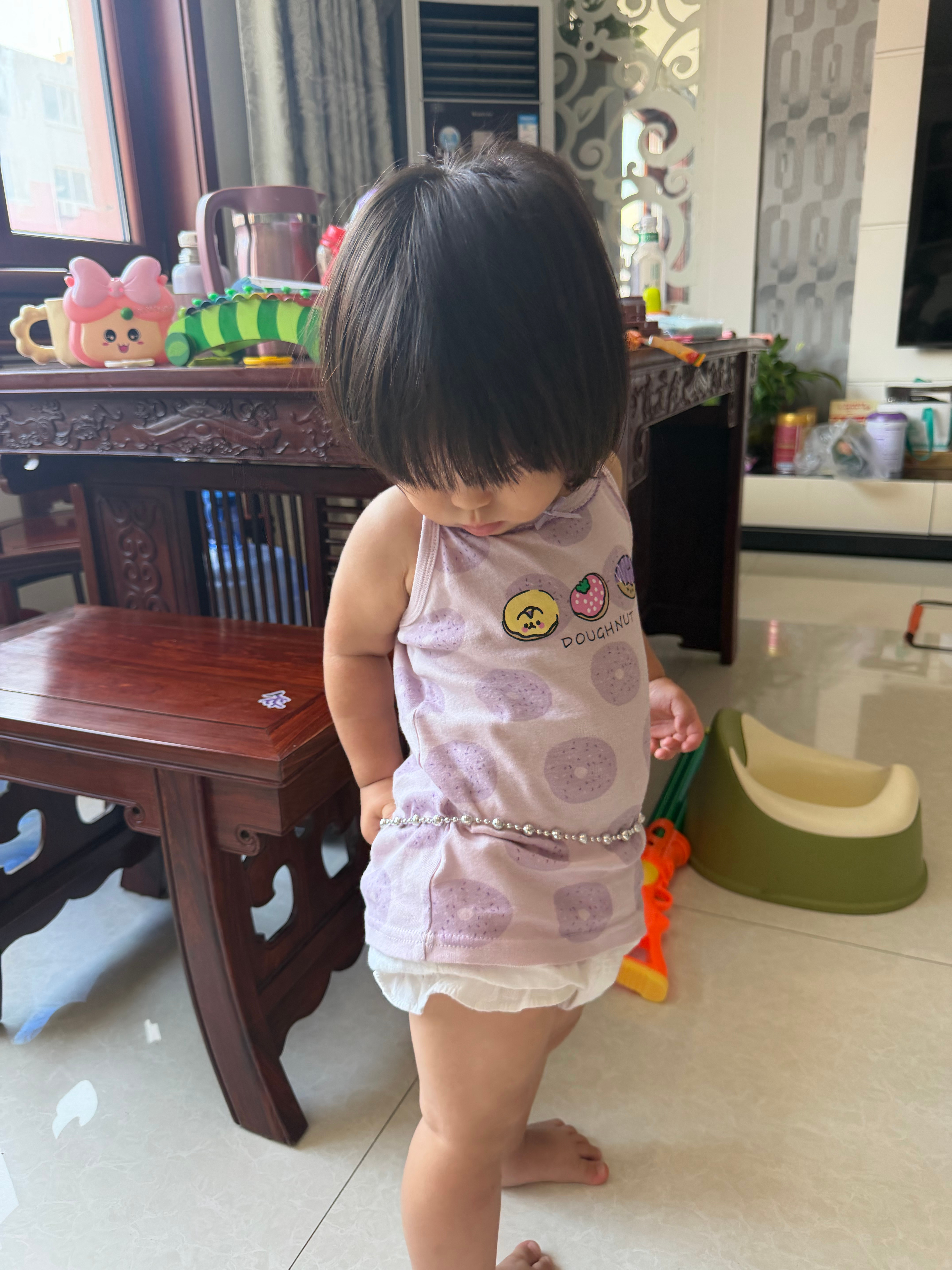 孩子蛮懂时尚的还整个腰链戴上 