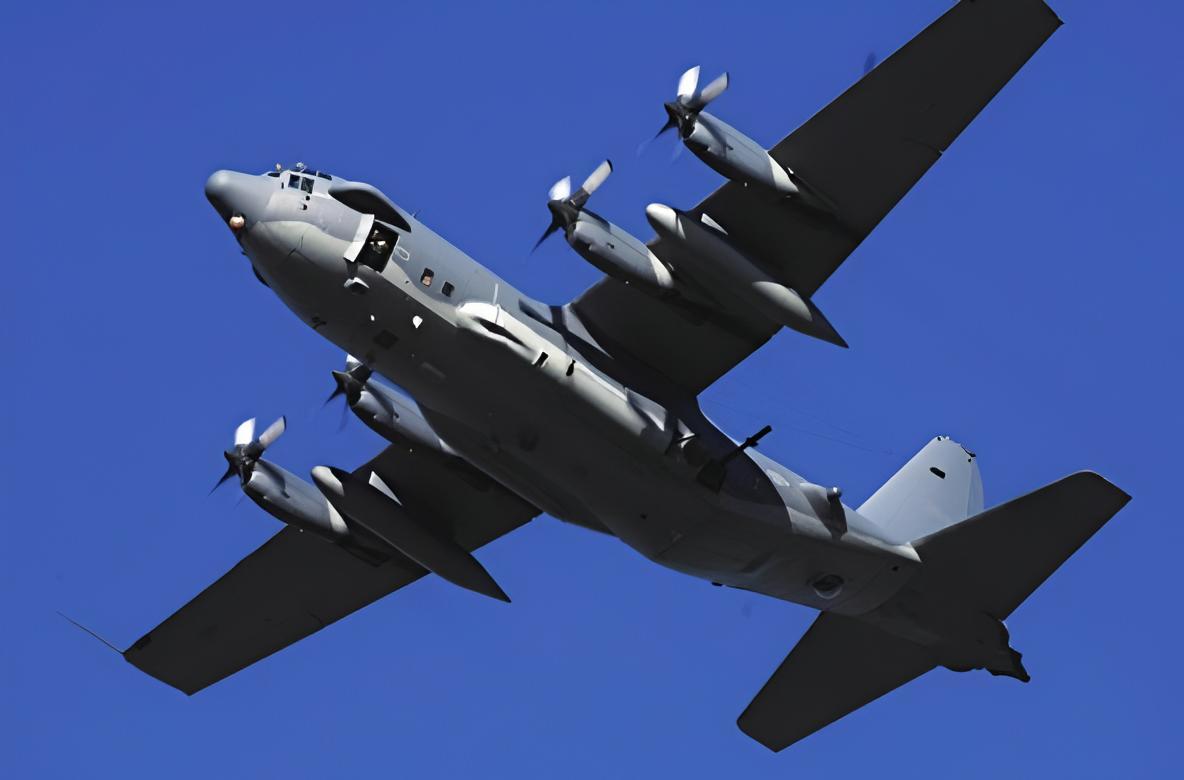 每天认识一件兵器 美国AC-130攻击机机身长度：29.8米机身高度：11.7米