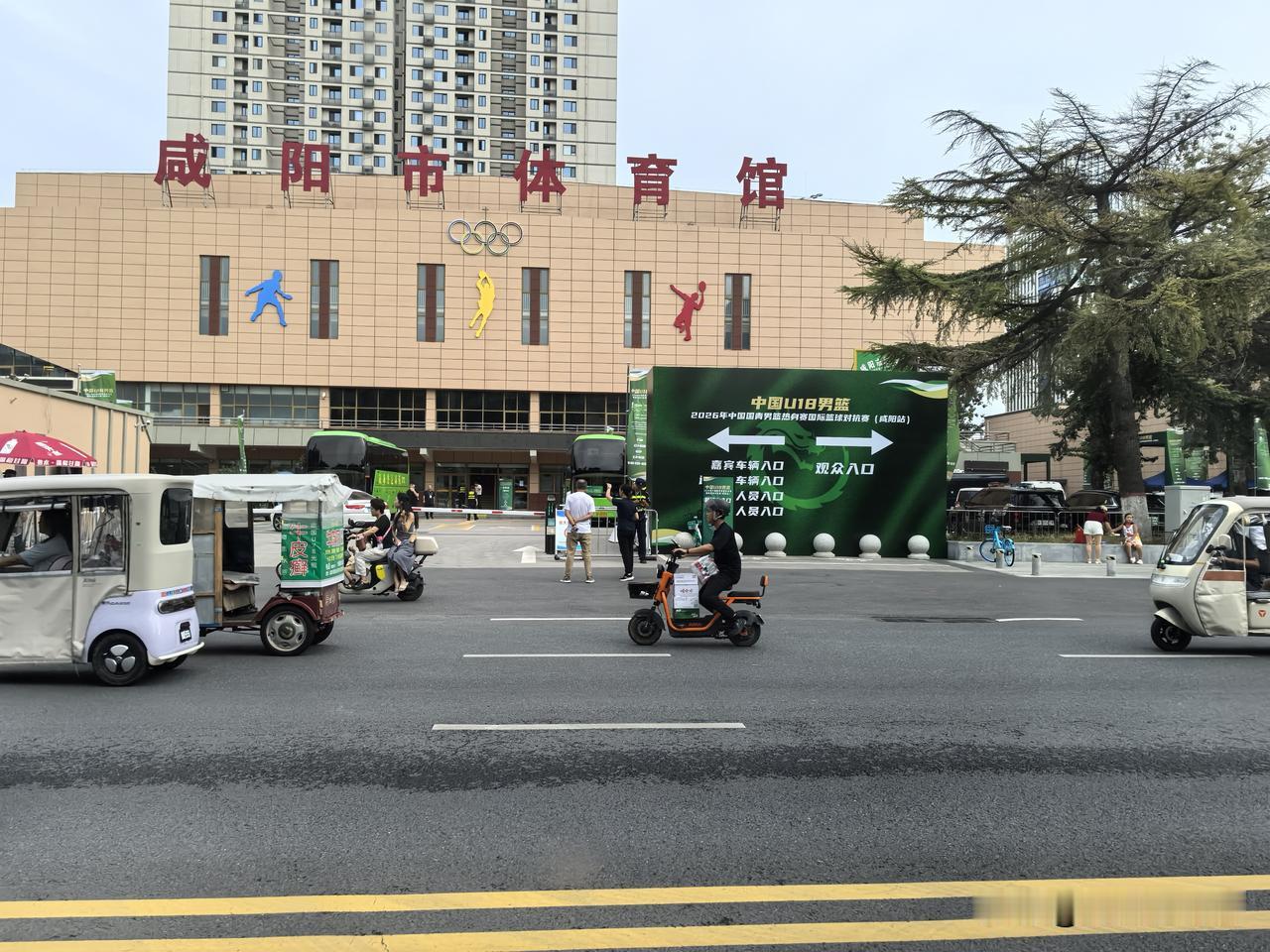 仔细看看体育馆大楼上挂的横幅，才知道晚上这里会举行U18男篮热身赛。晚上，在电视