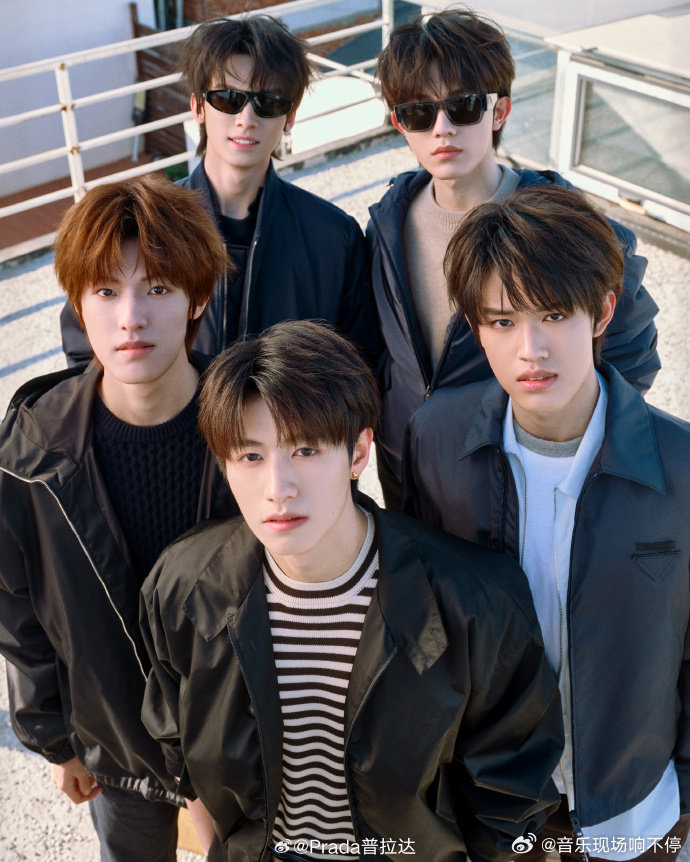 Prada官宣登陆少年组合少年自有万千姿态。朱志鑫、张泽禹、张极、左航、苏新皓以