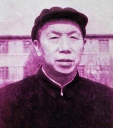 张剑石，别名张金光，1903年生于河南宜阳赵保镇商户家庭，为宜阳党组织创始人、伊