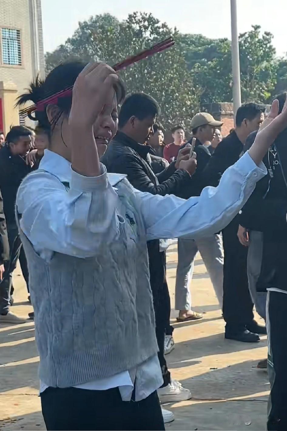 传说是妈祖童身前一天发信息给主办说今年不上了，所以主办才临时换人
当然这个只是传