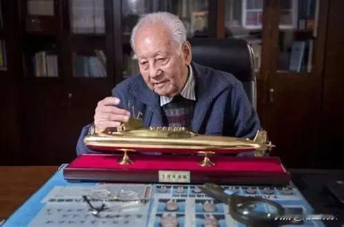 当英雄的背影被娱乐喧嚣淹没，我们该如何自处？
 
最近，网络上的热度走向令人唏嘘