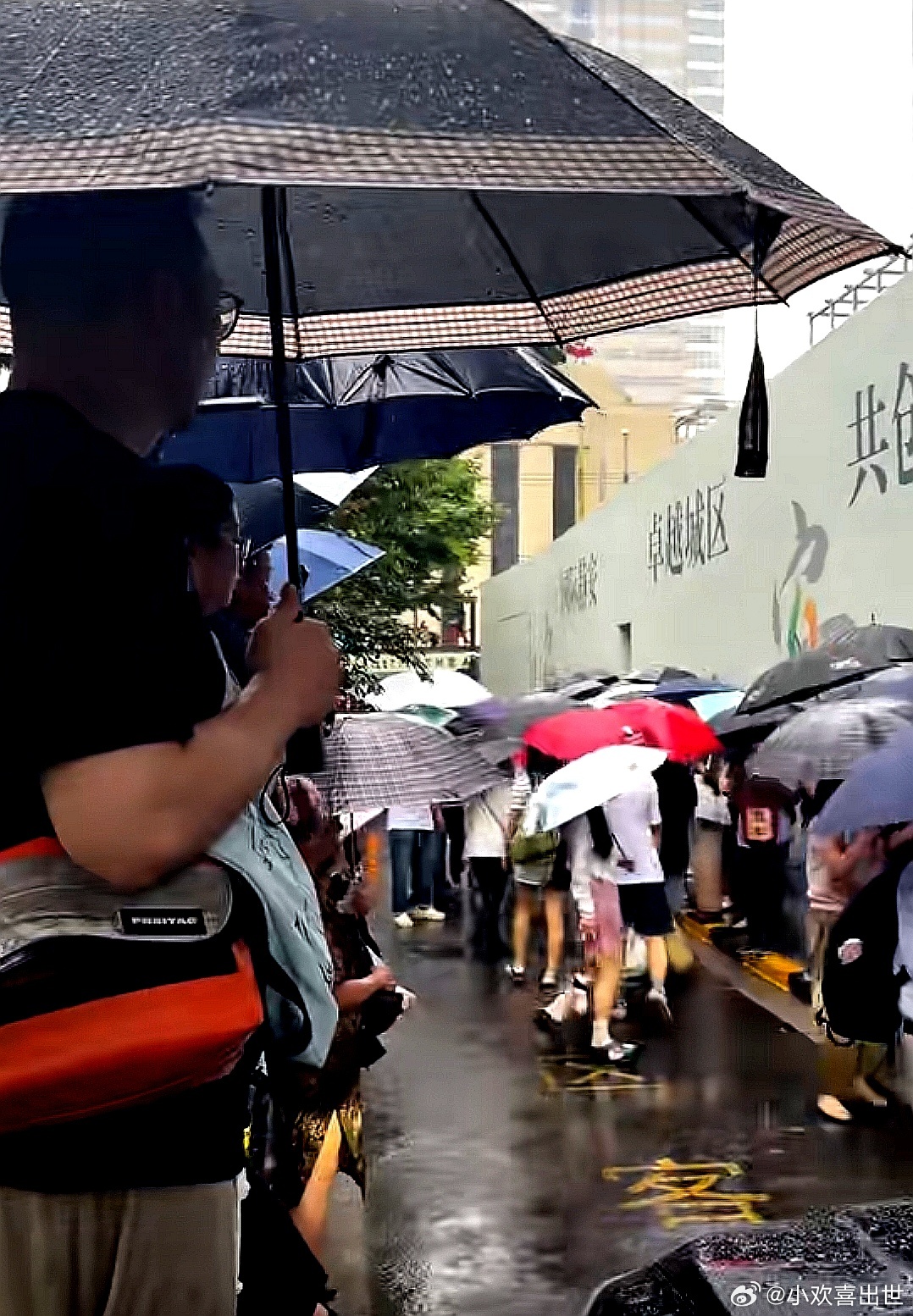 2026年7月1日，中国大陆上海美国领馆签证处，雨中排队等待面签的中国大陆人 