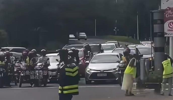 曾经的非常修罗地卢旺达在全面复制中国模式后，一跃成了非洲新加坡，军事经济全面疯长
