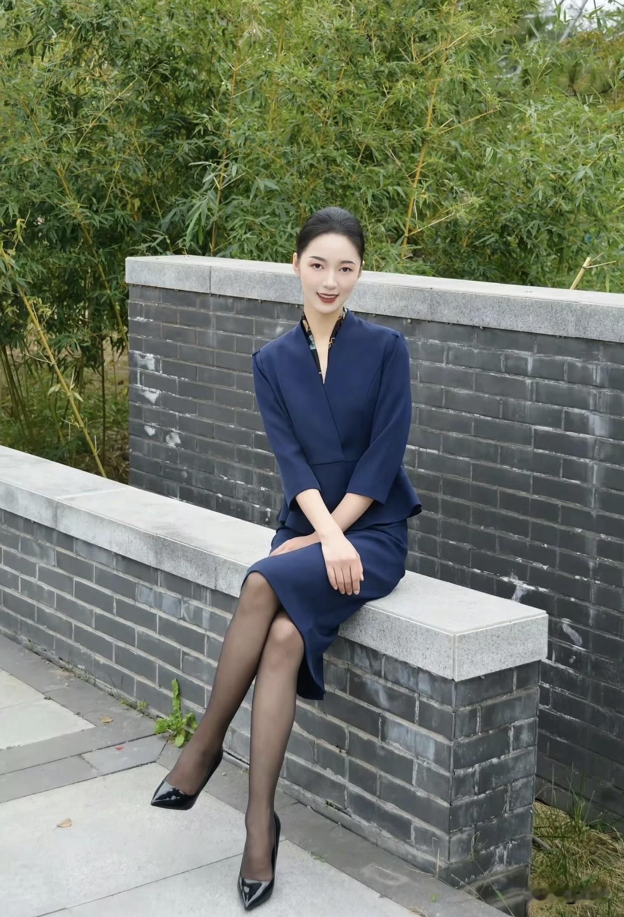 职场女性怎么穿更美?职场女性穿蓝色套装超美！
可以试试克莱因蓝尖领衬衫搭配赫本裙