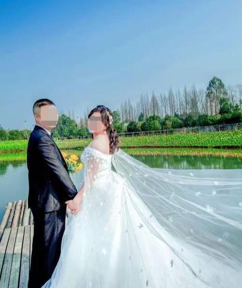 太离谱！女子伪造武警身份骗婚敛财60万，拍婚纱见家长演技拉满，最终自食恶果
 （