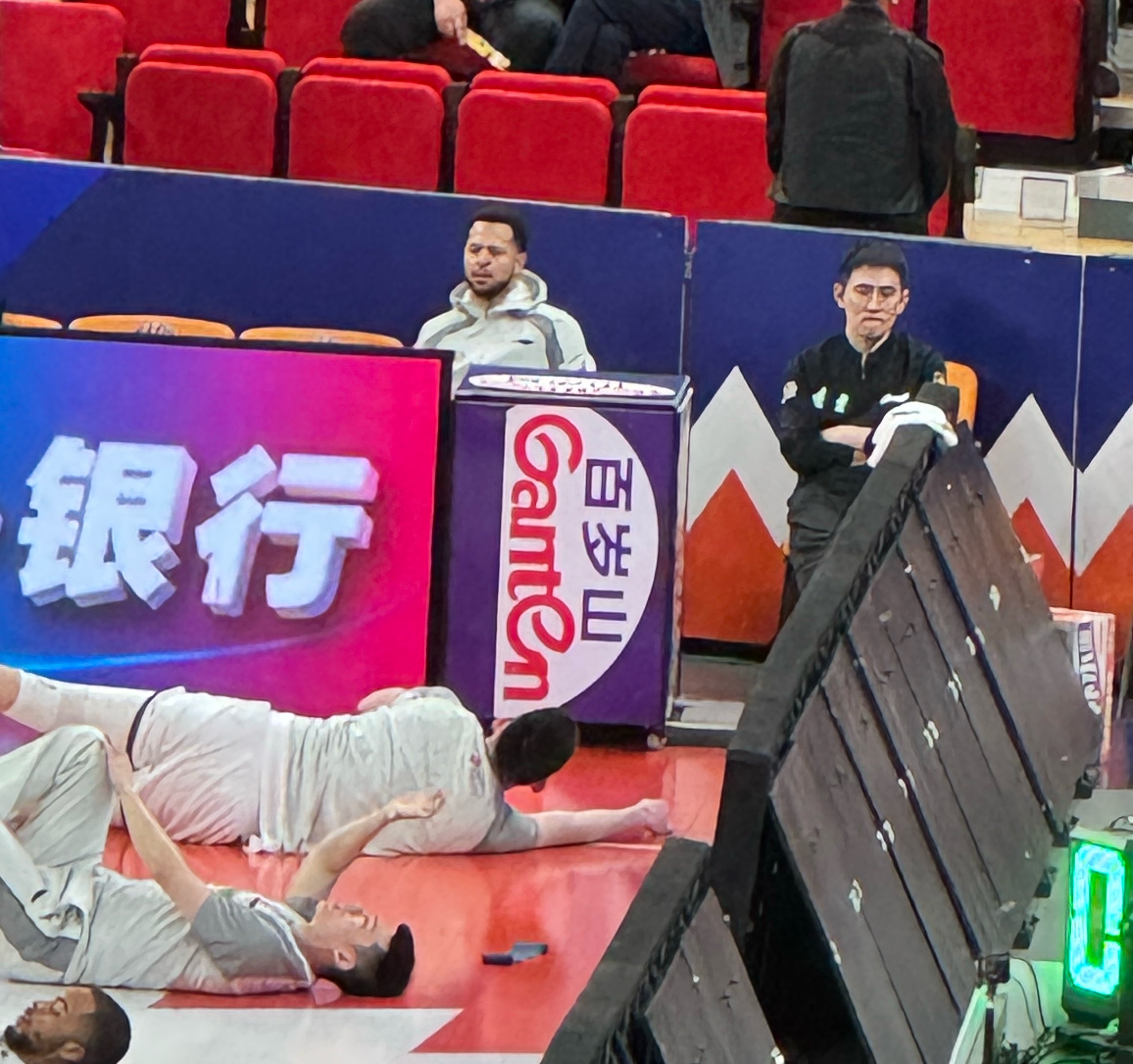 哈维凭借上个赛季的绝杀在万体馆还是很有牌面的入场坐在场边的时候，上海队MC带领球