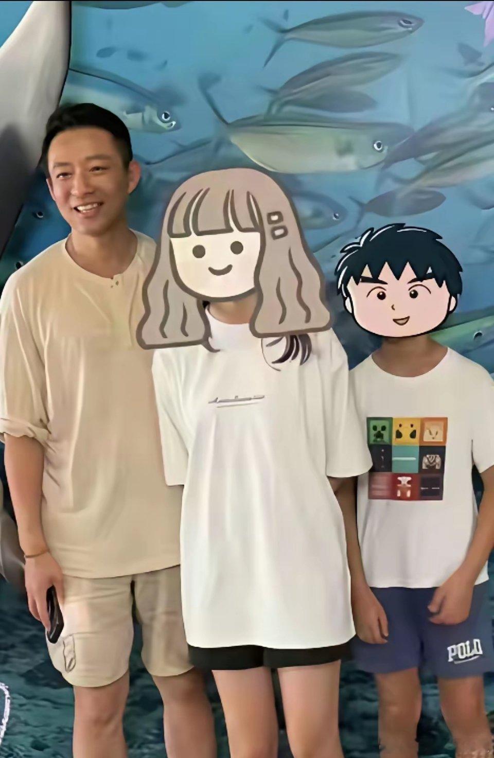 玥儿和霖儿单独和爸爸在一起时就是不一样，俩孩子都心情愉悦，没有了畏畏缩缩的约束感