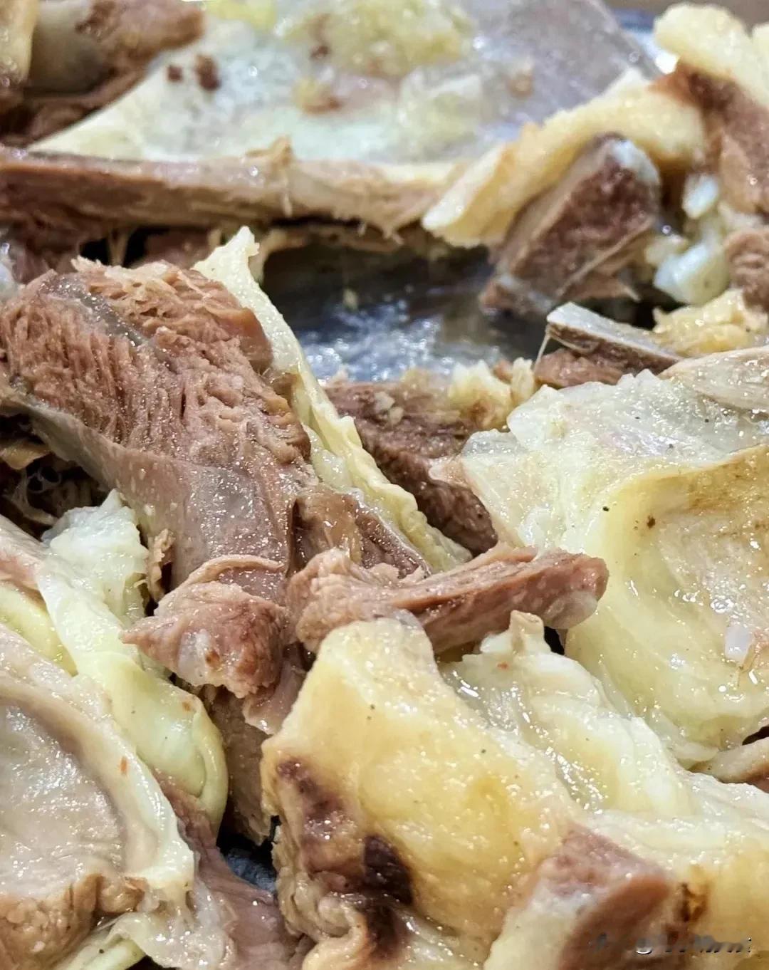  160一公斤？饭点别想吃上肉，排队的人像大海，一进门左手边一口大锅，锅里面全是