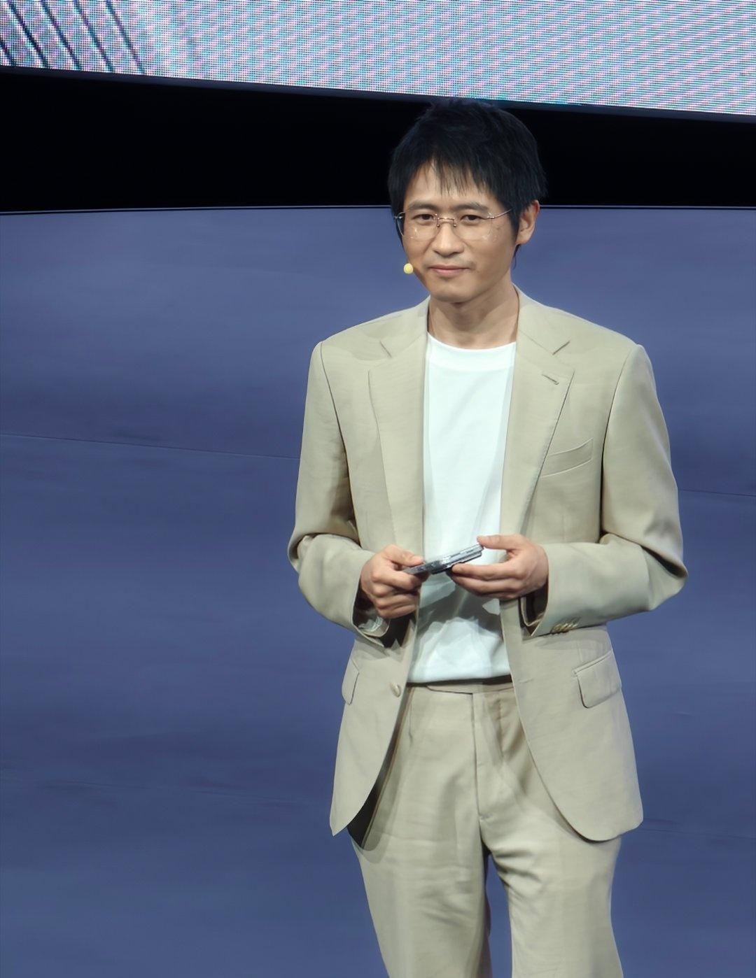韩寒：用手机记录生活，用自己生活的导演
荣耀robot phone韩寒 ​​​