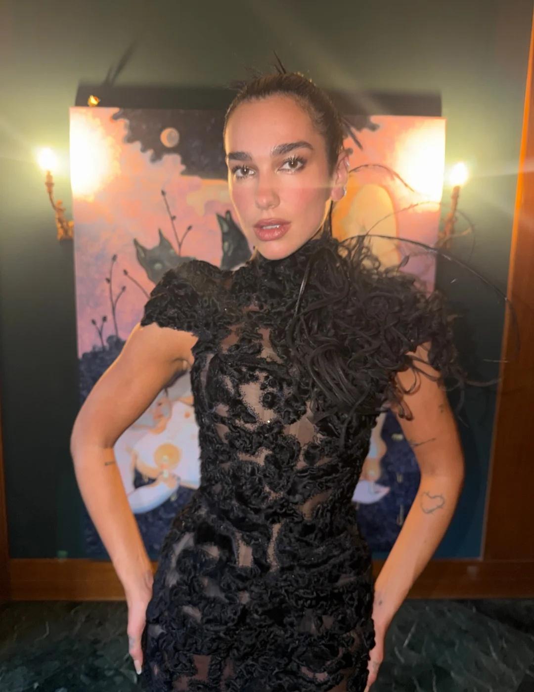 DuaLipa 米兰看歌剧
娱乐圈文化一姐DuaLipa昨晚在米兰观看了歌剧《茶