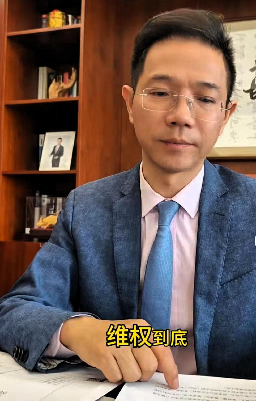 刷到李律最新消息，太振奋人心！
刚收到一份关键文件，他立刻仔细查阅，确认后当即安