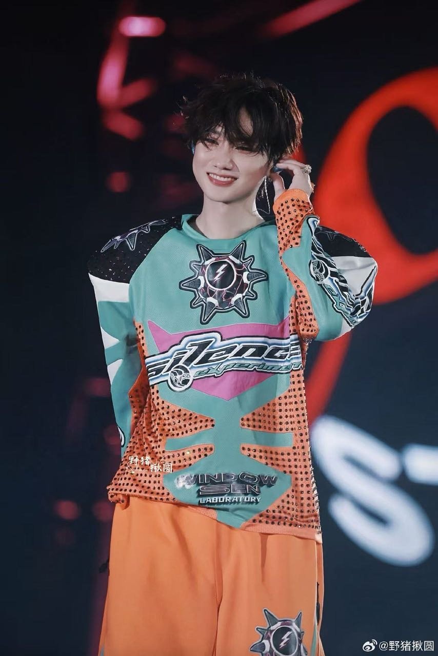 麦当劳携手汪苏泷开启甜品代言预热，同时推出红色闪粉监听耳机，为消费者带来“味觉+