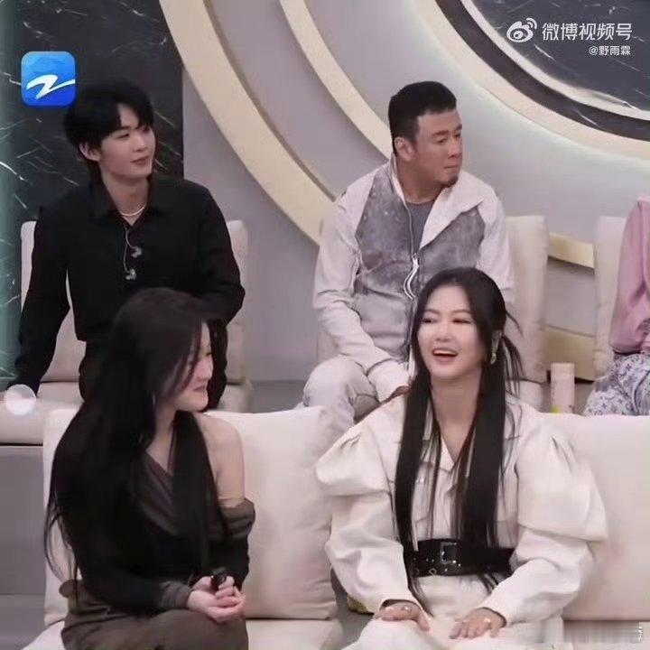 谭维维谁教你这么解决尴尬的 谭维维，天赐现场尴尬就尴尬呗，你咋还撩起女生衣服了？