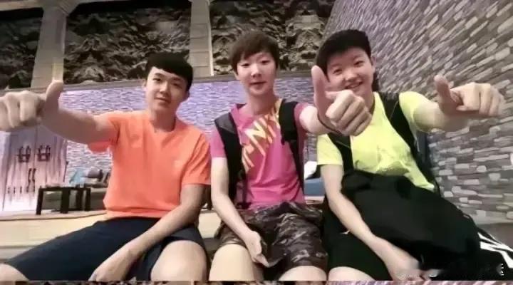 这张照片超牛🐂
莎莎鳗鱼和大头
她们一块长大
一起练乒乓球
如今都是国之宝
国
