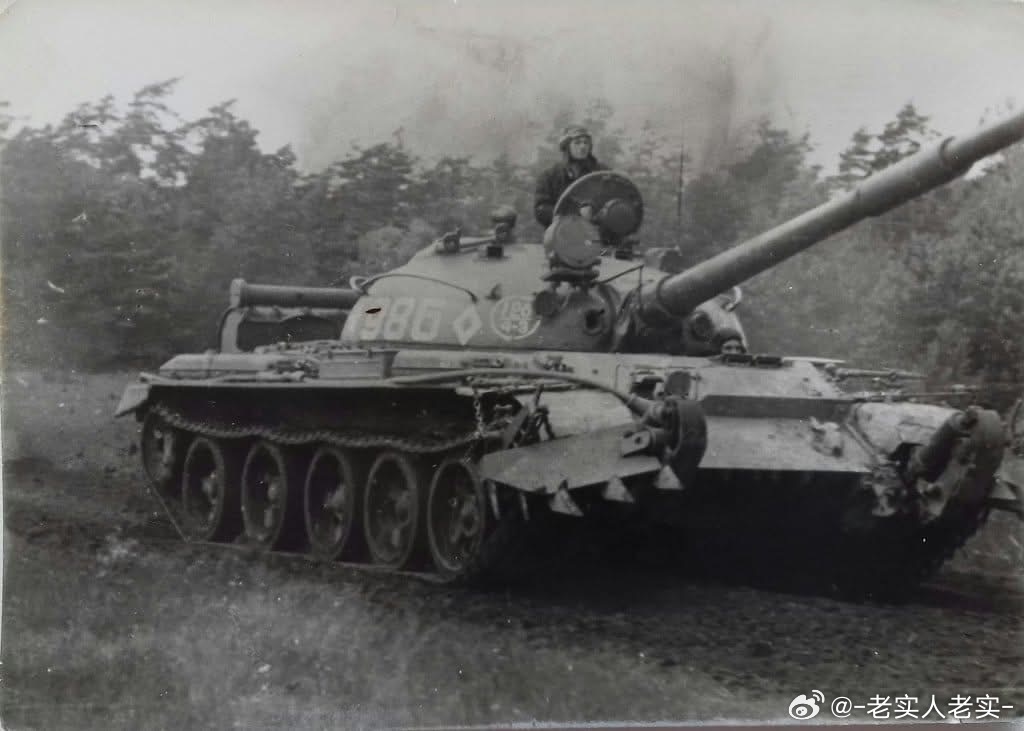 驻东德苏军西部集群近卫第79坦克团的T62进行训练，可见加装了扫雷铲军事历史全触