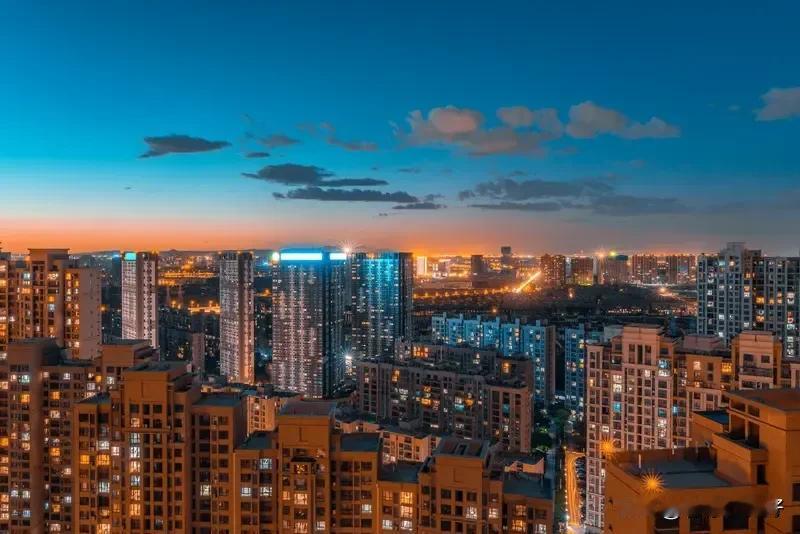 《水调歌头·江湖幽思》
都市丛林里，吾看似江湖。手提电脑为伴，心向自由趋。朝看车