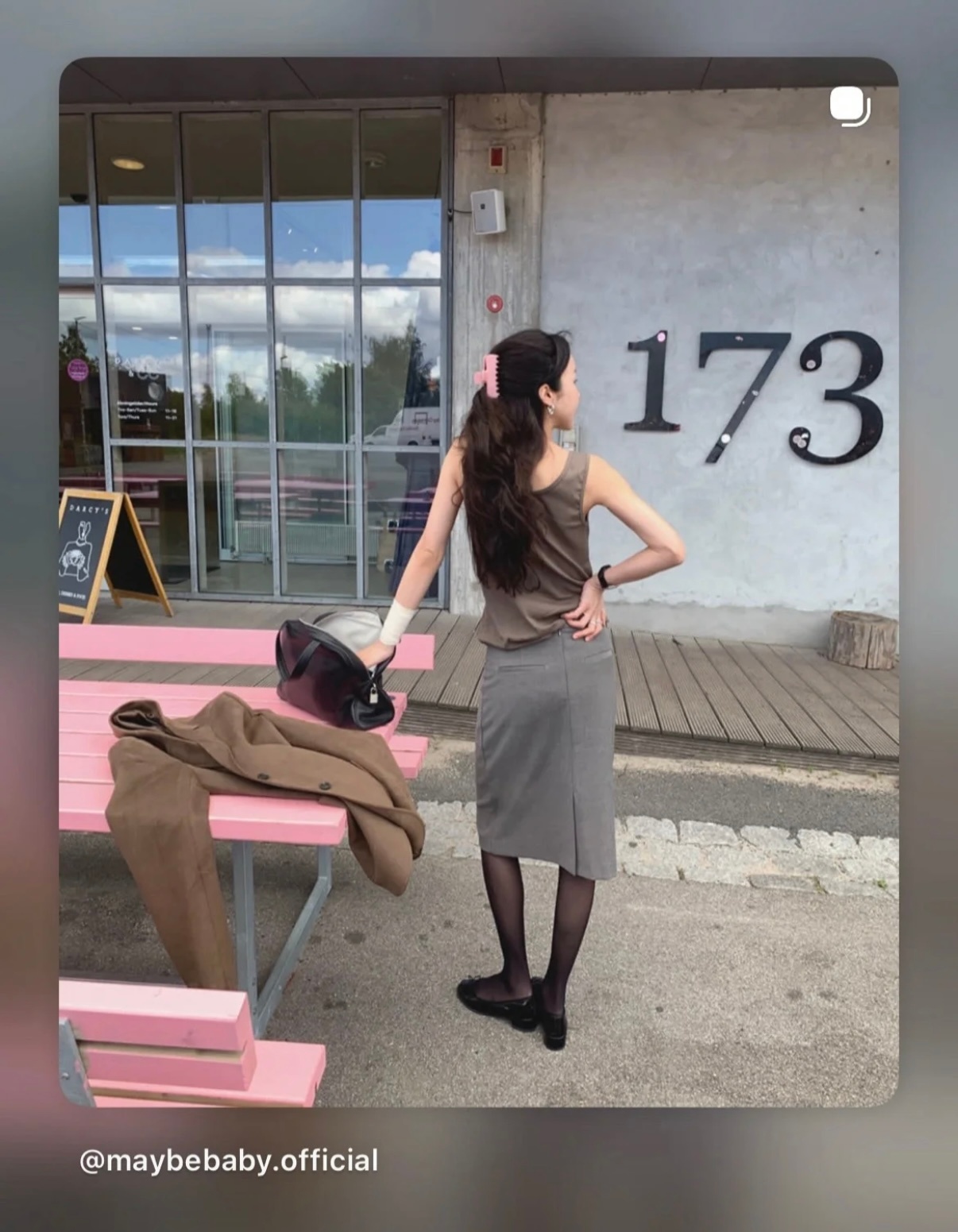 Dearest上秋装了，秋日穿搭的点睛之笔仍旧是黑丝。 ​​​