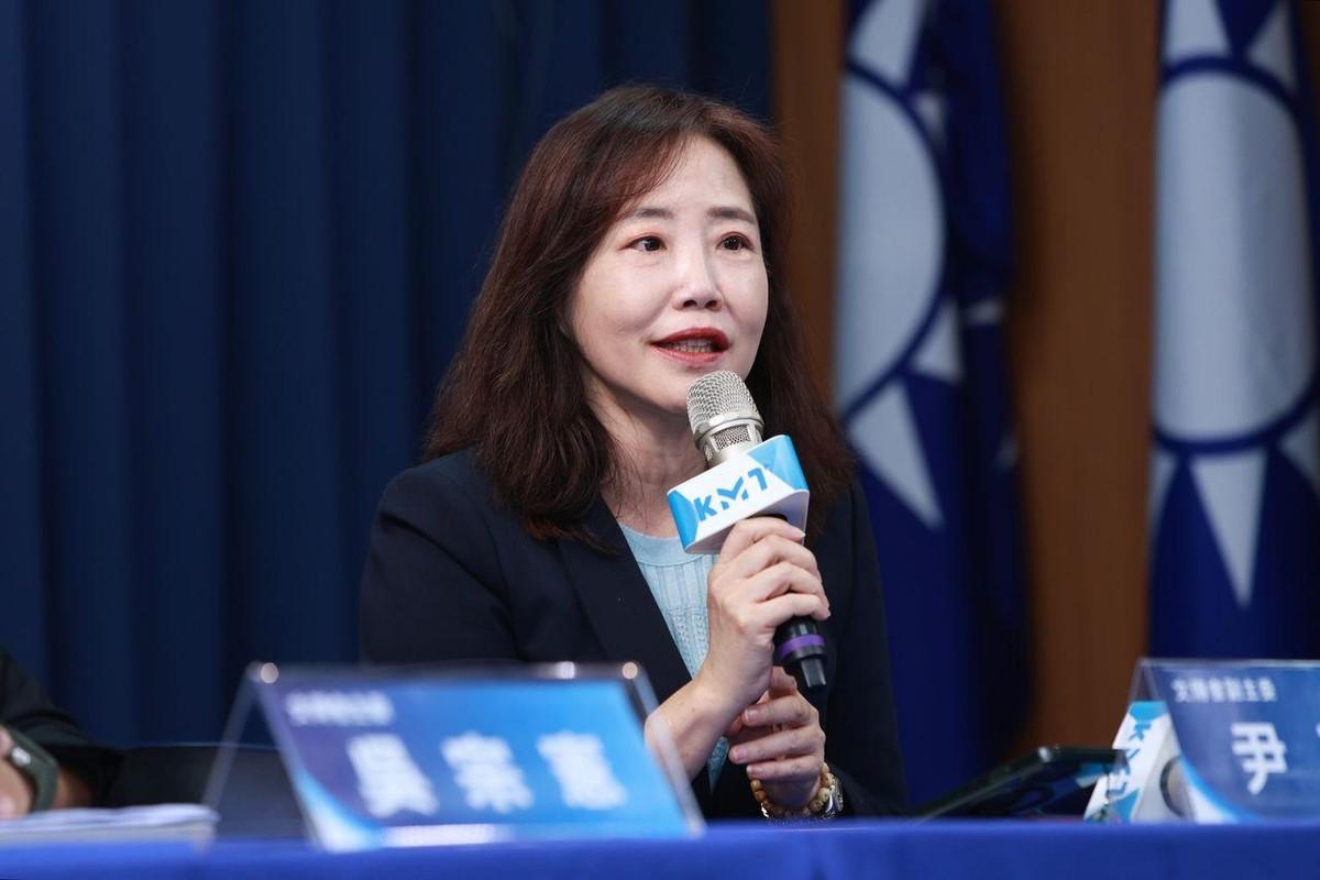 尹乃菁最近发言时攻击郑丽文，说国民党如果在此次台湾“九合一”中失败，郑丽文必须辞