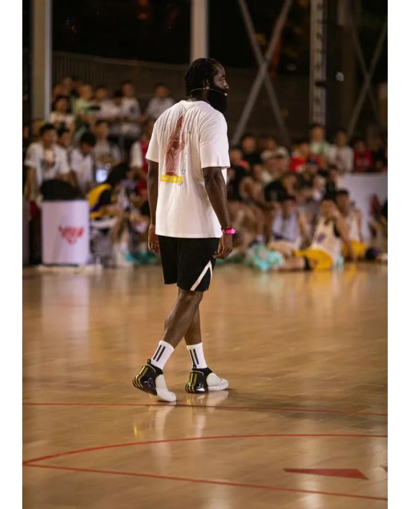 耐克的傲慢
早上起来看到哈登中国行上脚的球鞋和袜子第一眼就被吸引住哈登7的第一次