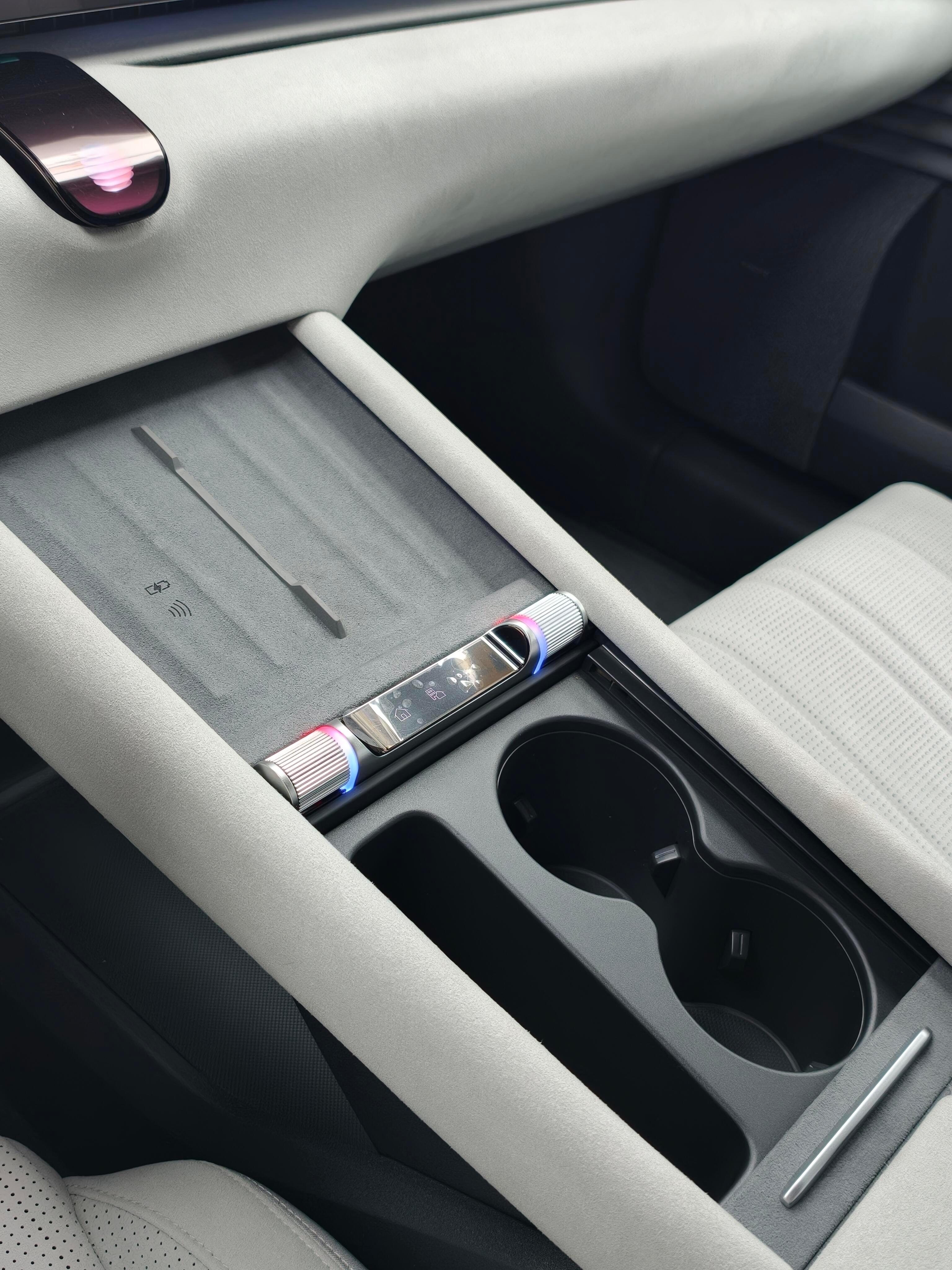 奥迪E5小众的Micofiber超纤皮内饰，触感和质感都比实木饰版更好，但目前商