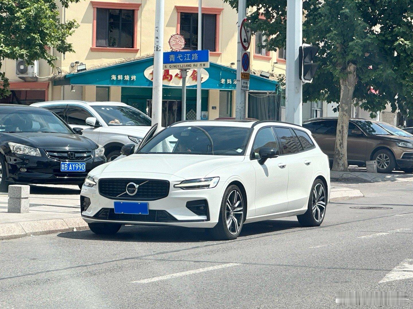 #汽车[超话]# 今天路遇两台“原汁原味”旅行车，姿态优美，忍不住回头想看两眼～