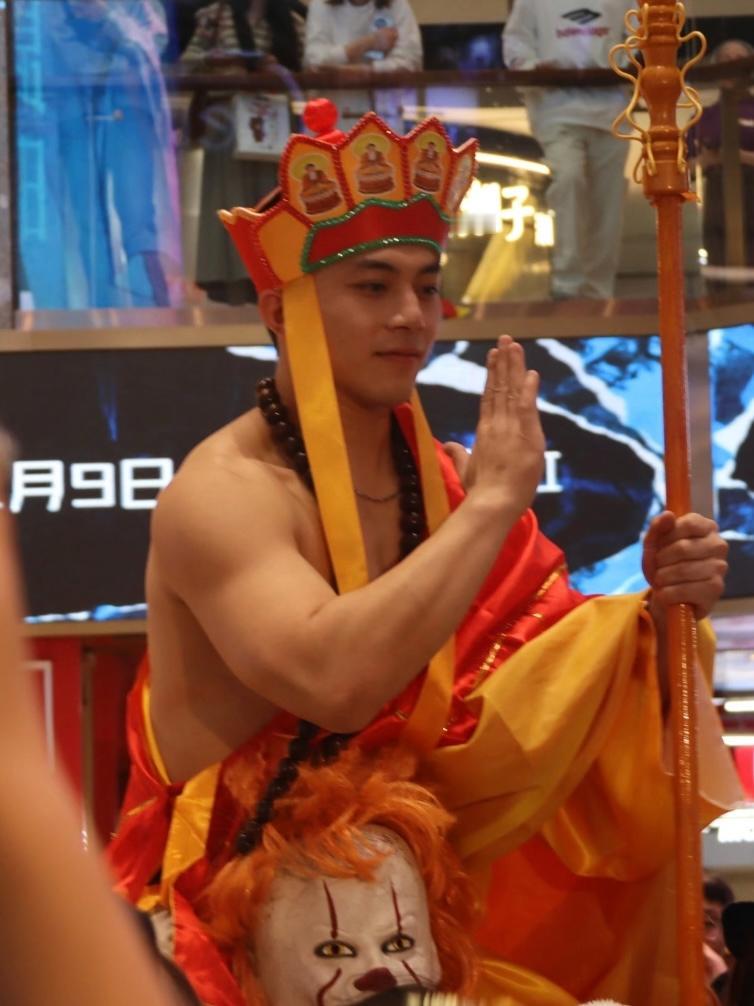 水在那日化身御弟哥哥，一身装扮吸睛惹火，仿佛从经典中走出，直接在街头开演“西天取