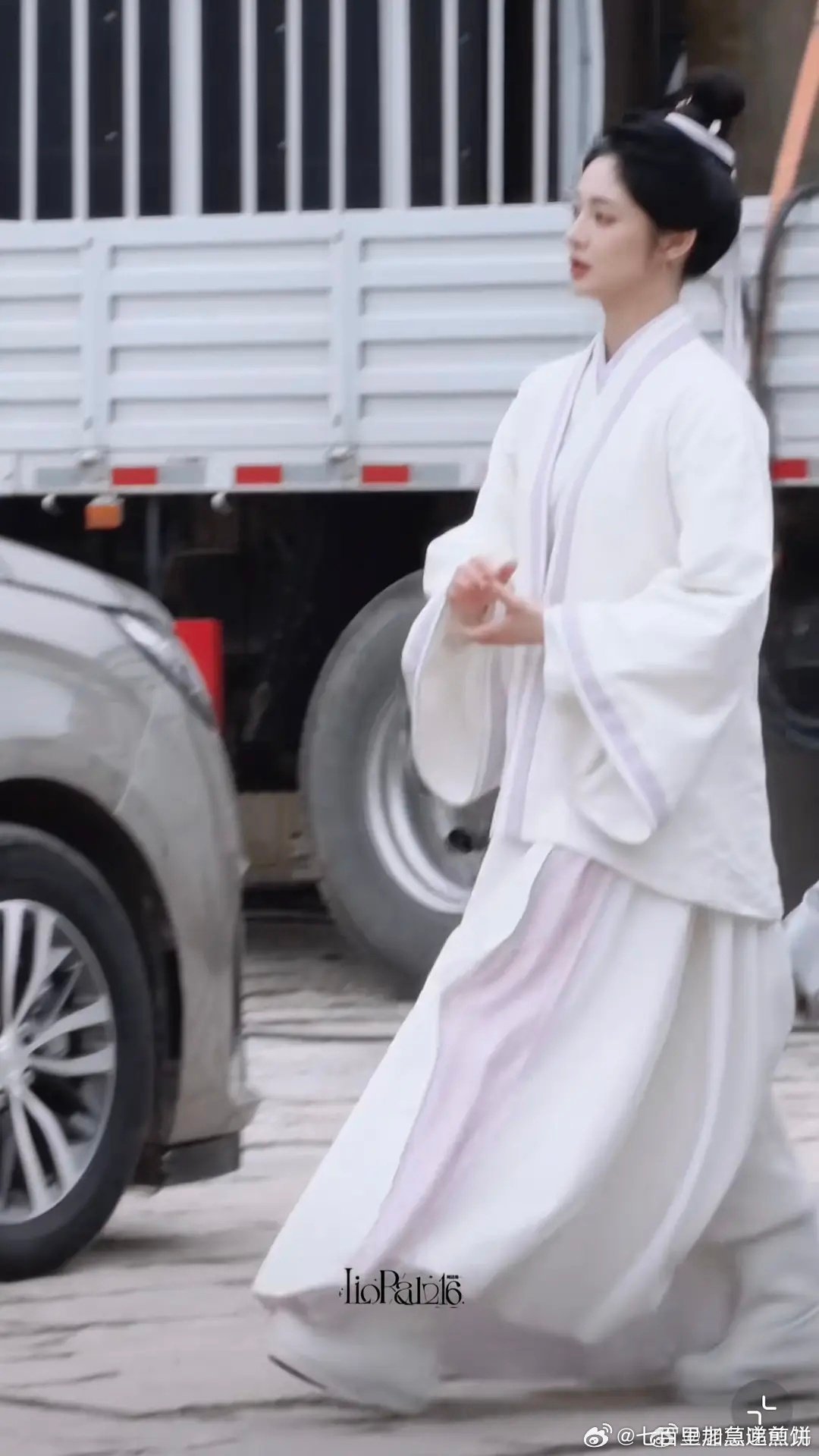 周洁琼《不让江山》造型路透 