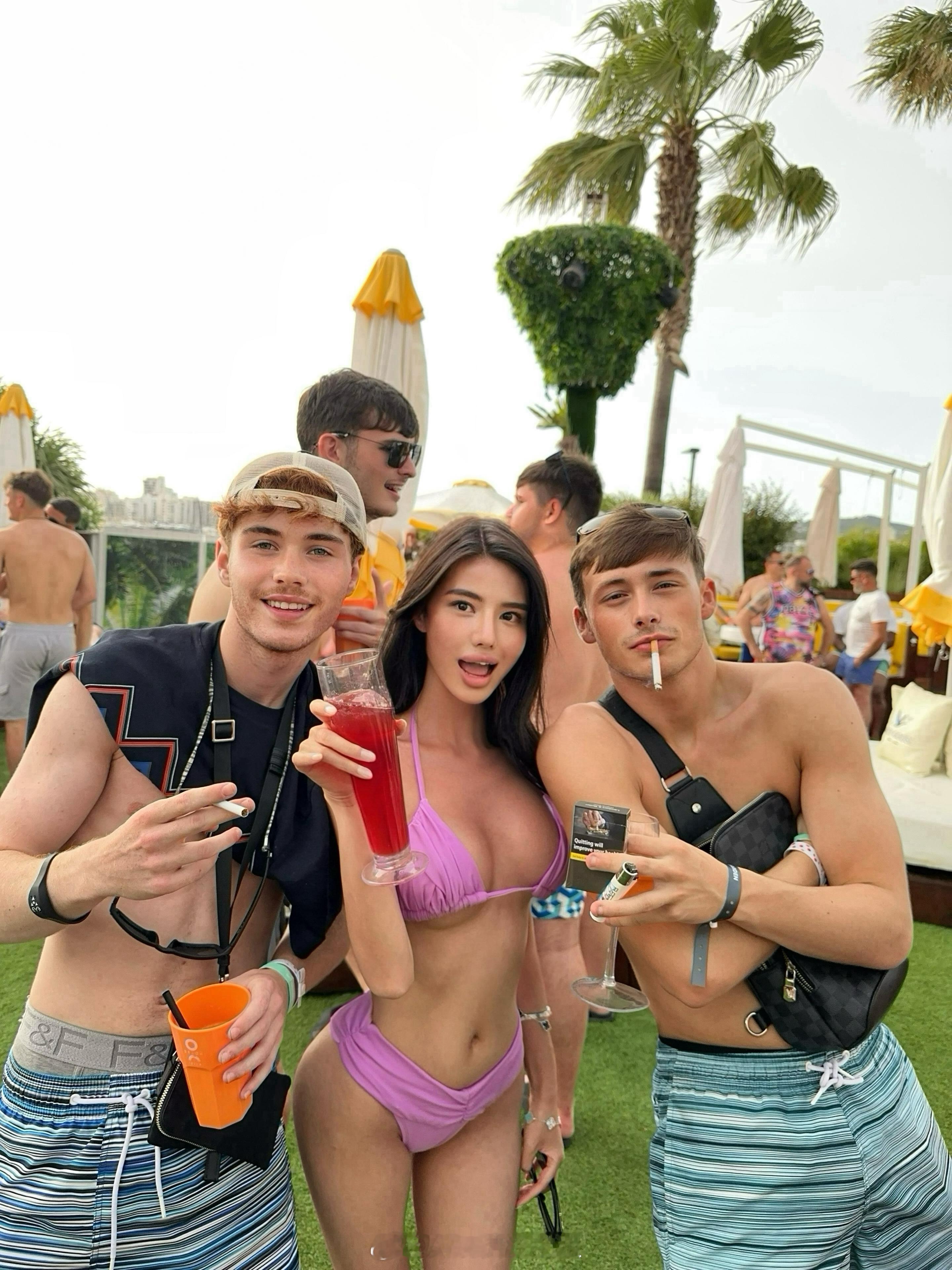 捕捉在伊比萨岛pool party的瞬间。 🌊  ​​​