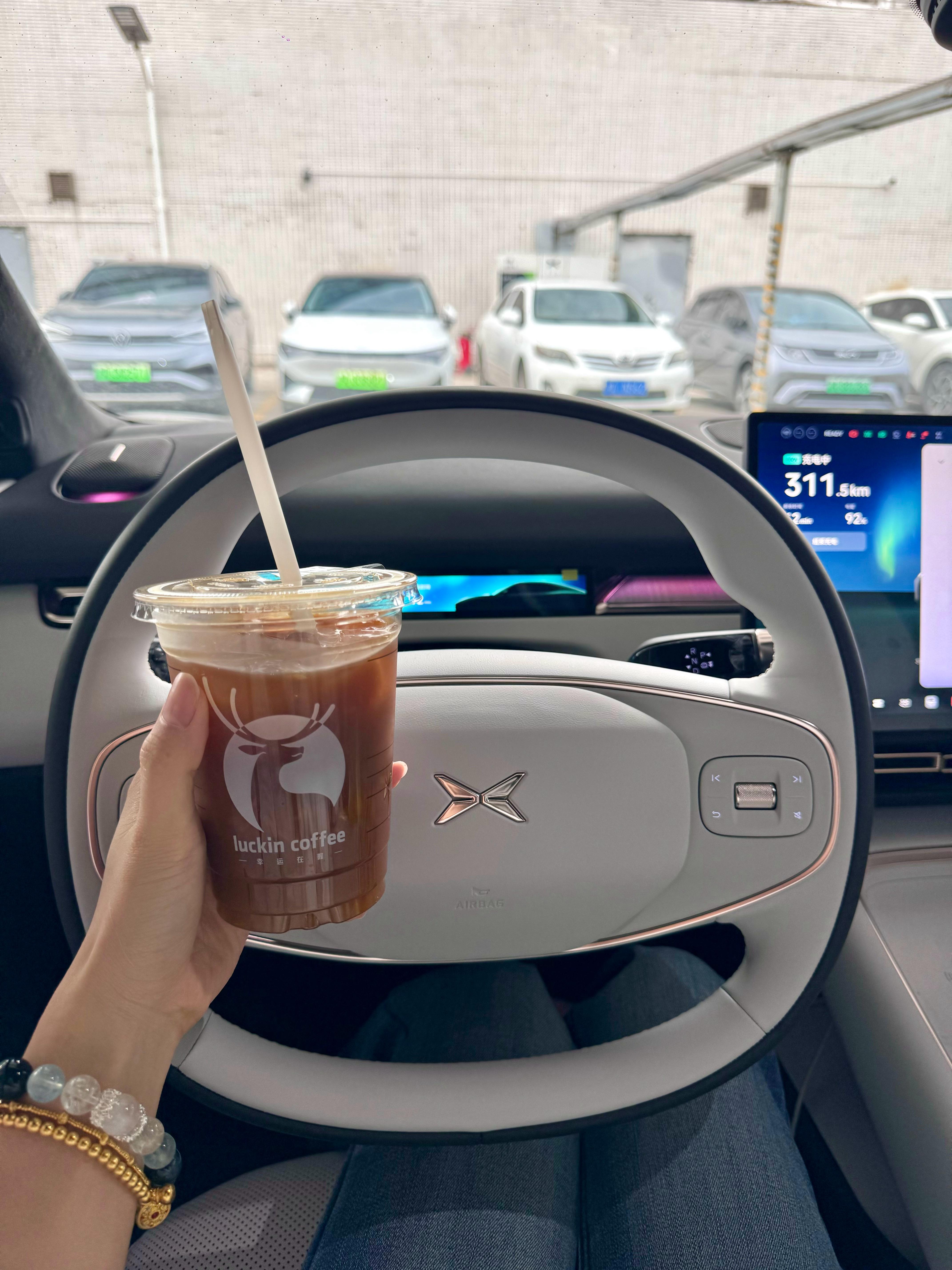 中午健完身准备去取签证，先拐到小鹏充电桩补个电。去附近买了杯瑞幸，最近感觉这个大
