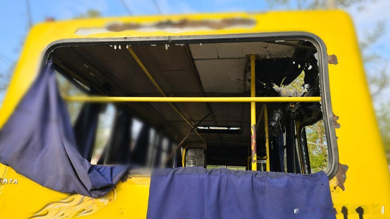 俄罗斯袭击乌克兰赫松平民公交致数人死亡，无人机还使两名15岁和17岁的儿童重伤，