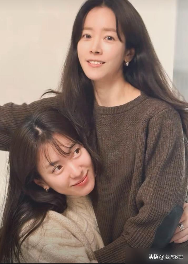 别信什么塑料姐妹花。
看看秋瓷炫这局，你就懂了。
46岁，素颜，米色针织衫。