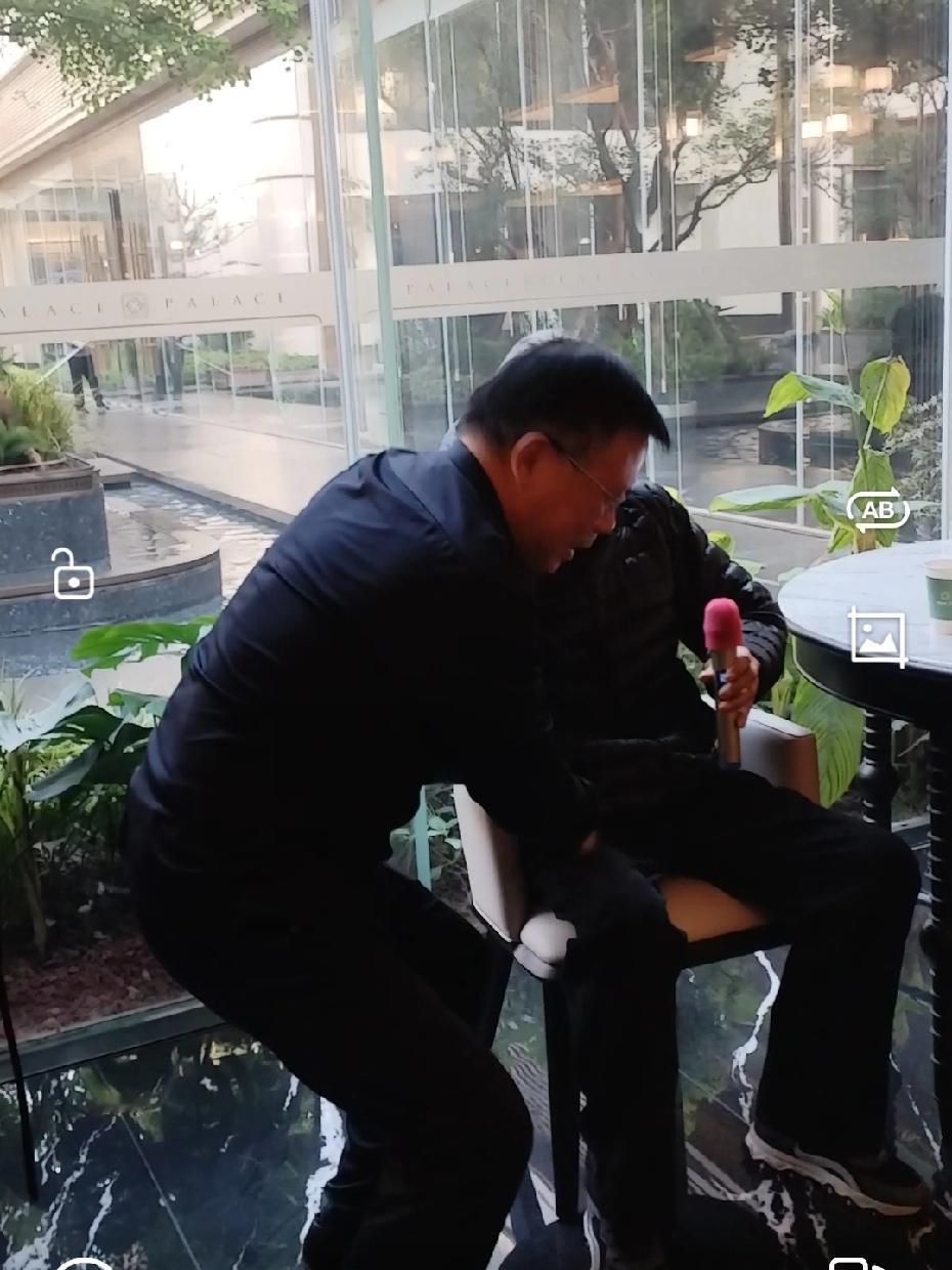 这一幕让人动容！
11月2日翰墨书荆楚·文化润襄阳——“宸园雅韵”高端文化讲座在