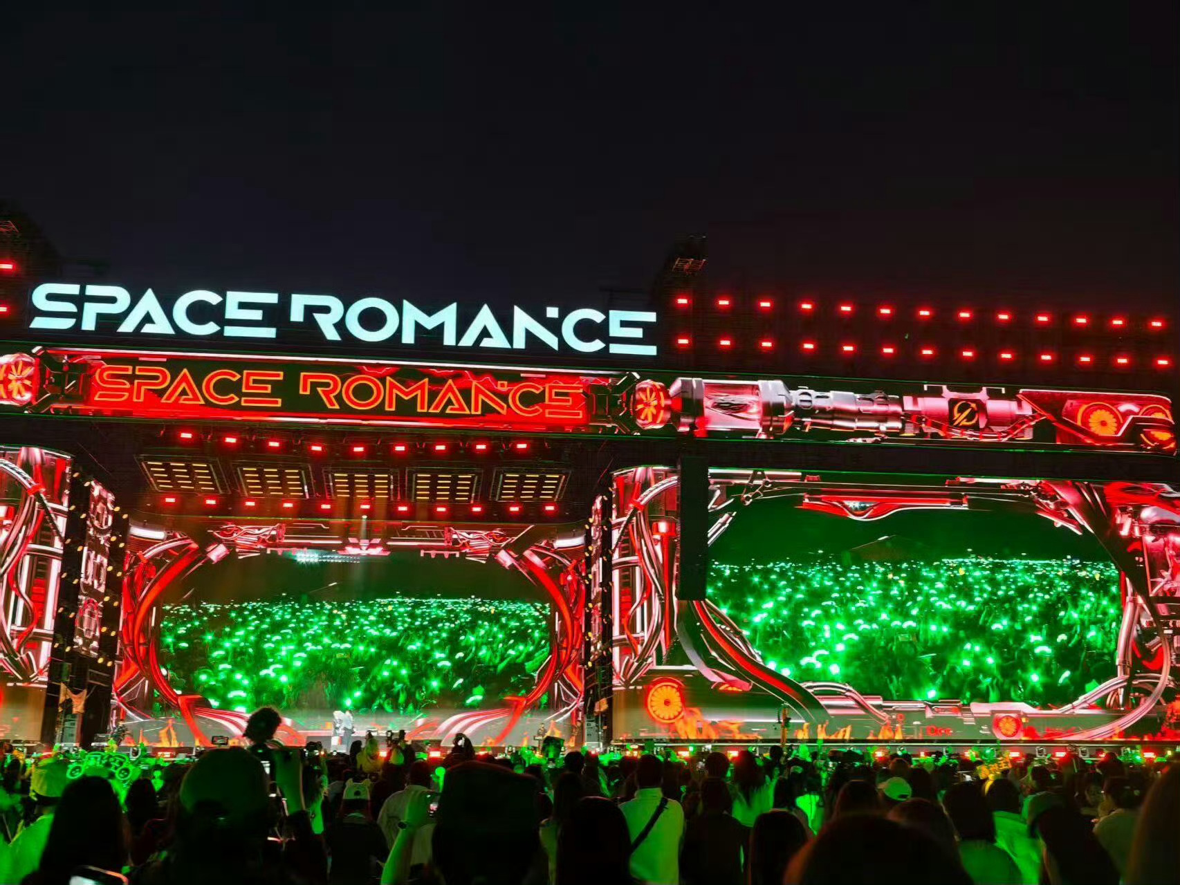 王源参加音乐节，绿色好多啊，这就是顶流吗？感觉全场都是小汤圆。