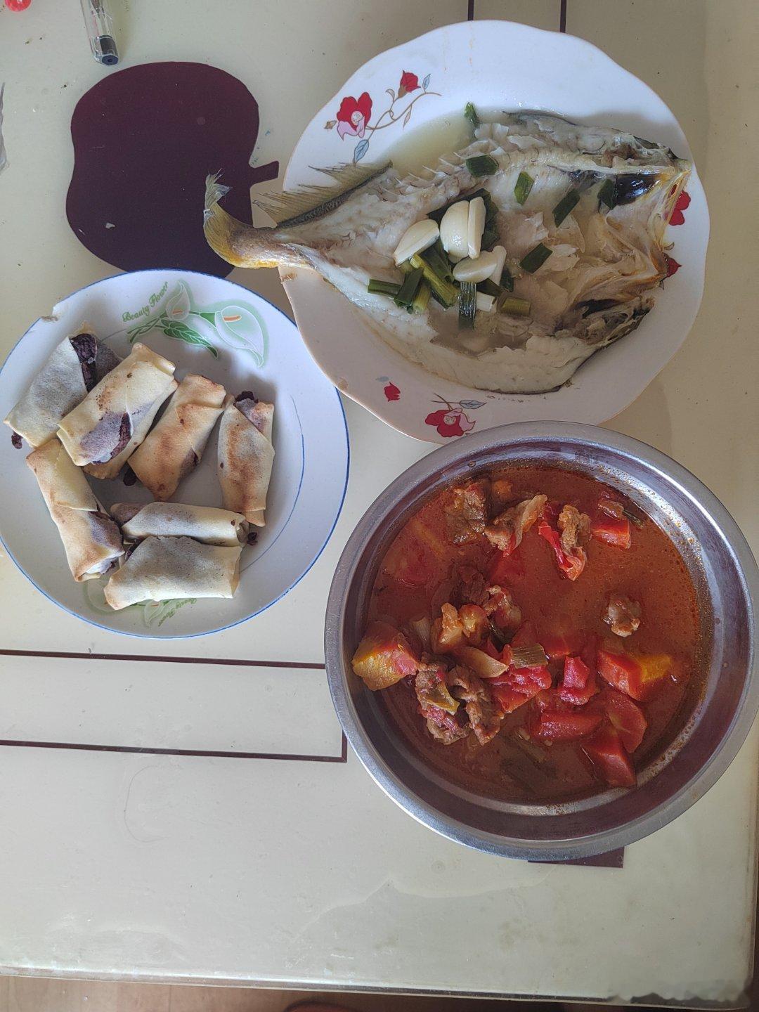 今天我下厨。番茄炖牛腩，清真黄鱼，电饼铛烤豆沙春卷。其实就是时间长，食材好，没有