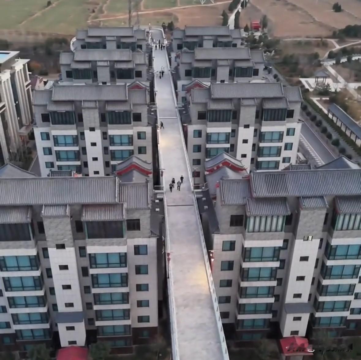 空中四合院，大家见过吗？

河北邯郸这10栋大楼上面都矗立着一座完整的中式四合院