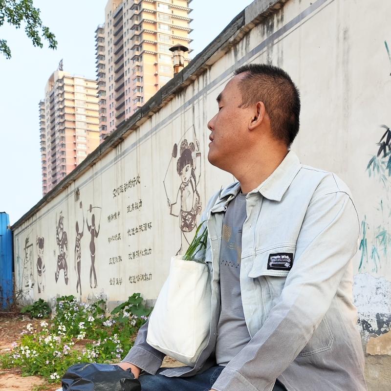 青春期女儿给爸爸弄洗脚水，要5块钱，妈妈不让爸爸给钱……

老公在北京上班，我带