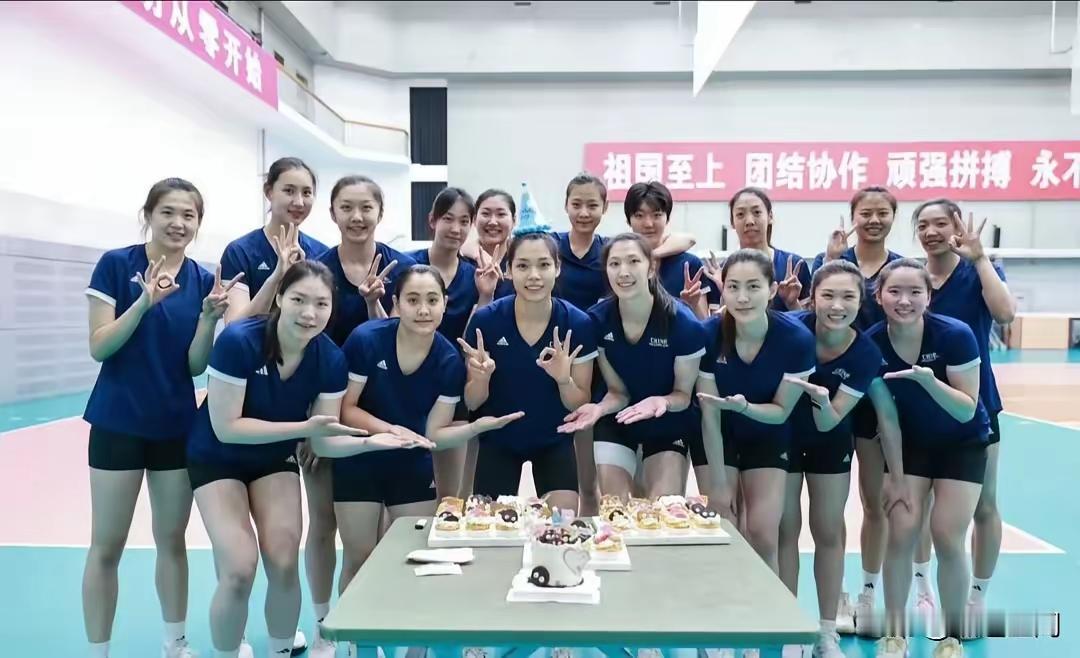 祝女排姑娘们生日快乐！前几天，龚翔宇归队，国家女排集训队的金花为她庆生。今天（4