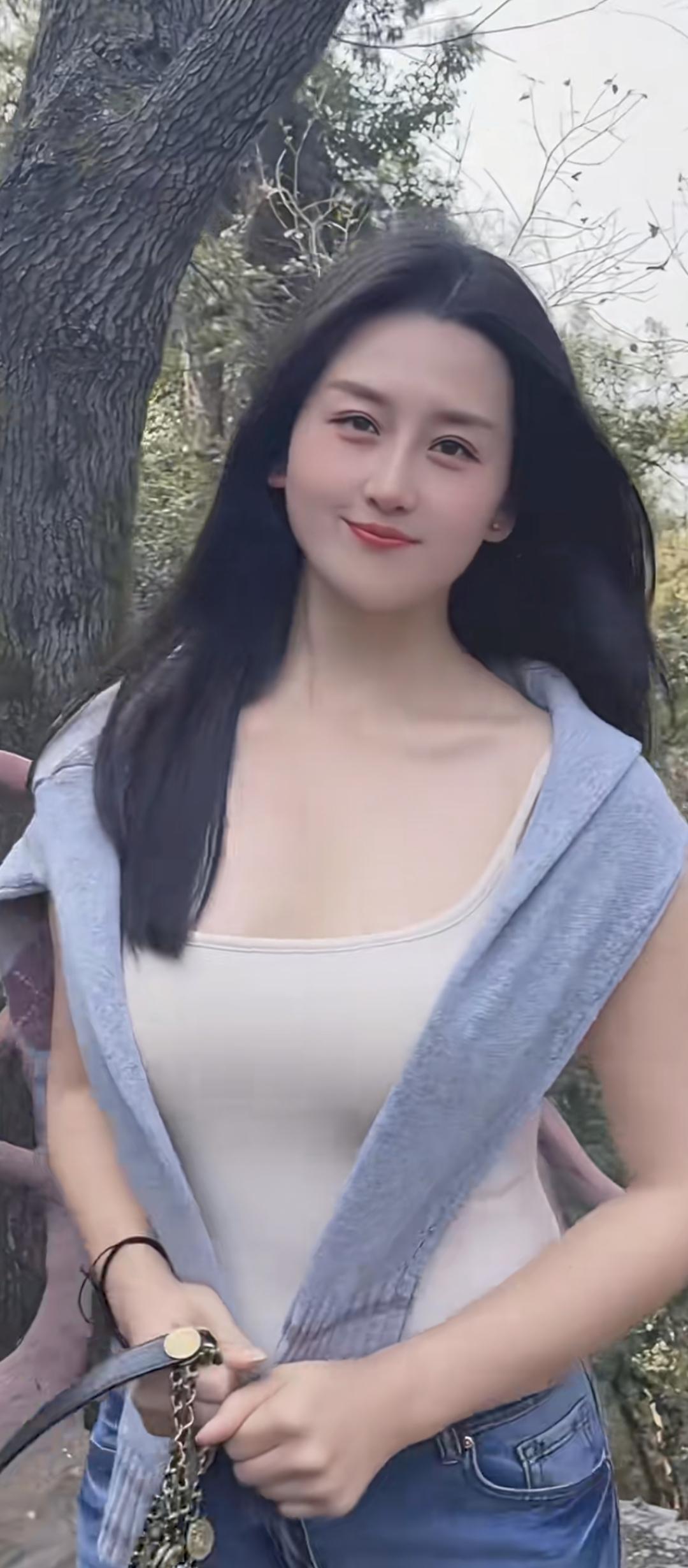 林间少女笑，风起舞翩翩。