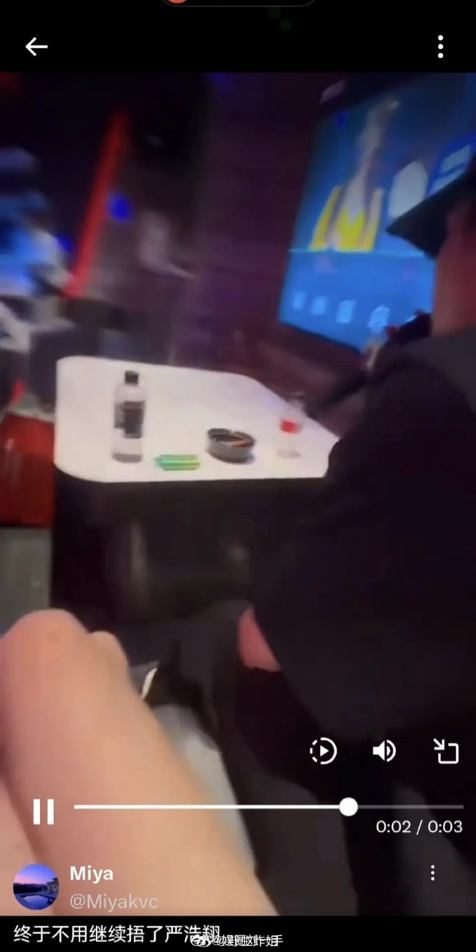 对面是刘昊然和郭麒麟。。镜头转向右边是严浩翔。。严浩翔还举着话筒说“郭麒麟哥”直