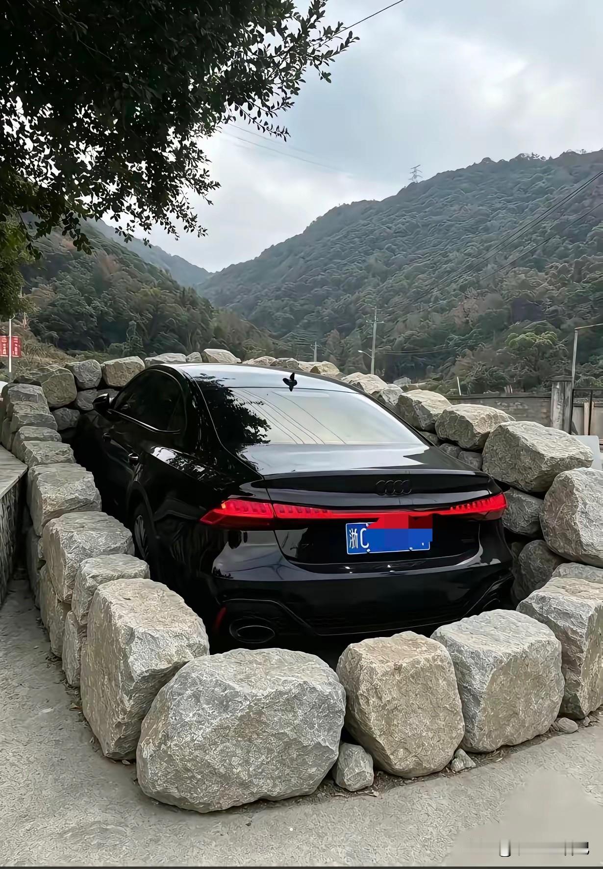 车本身就很重，一般台风是不会被吹走的啊。