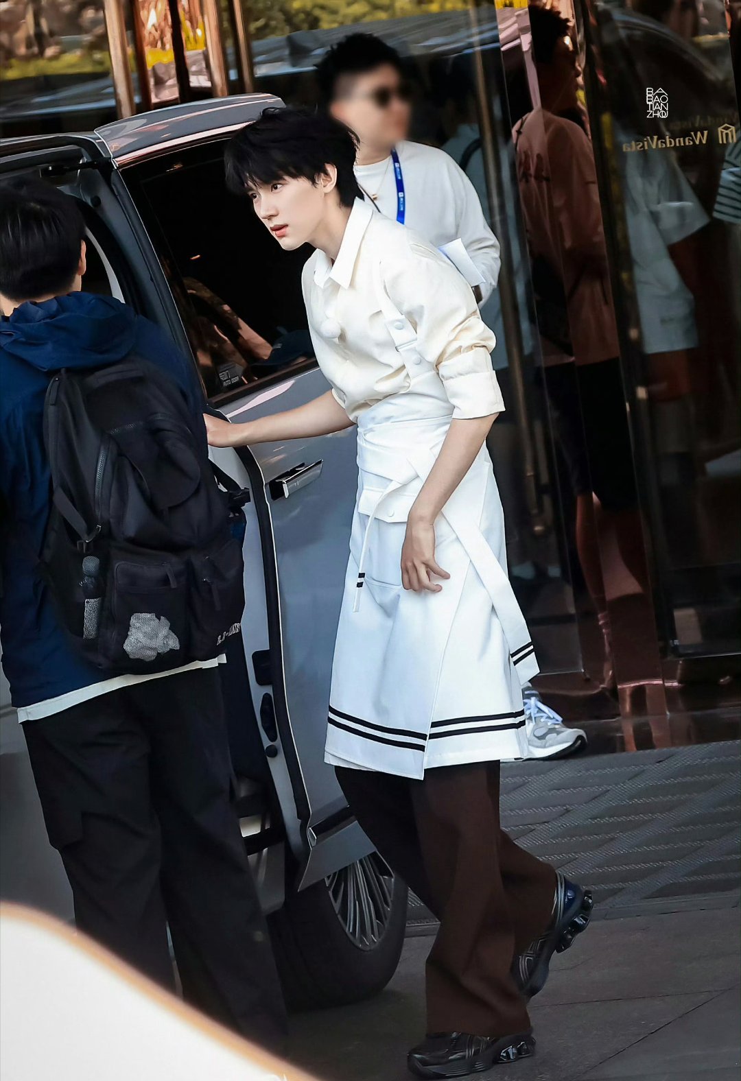 周翊然奔跑吧今日上班录制饭拍，好优雅帅气的厨师长