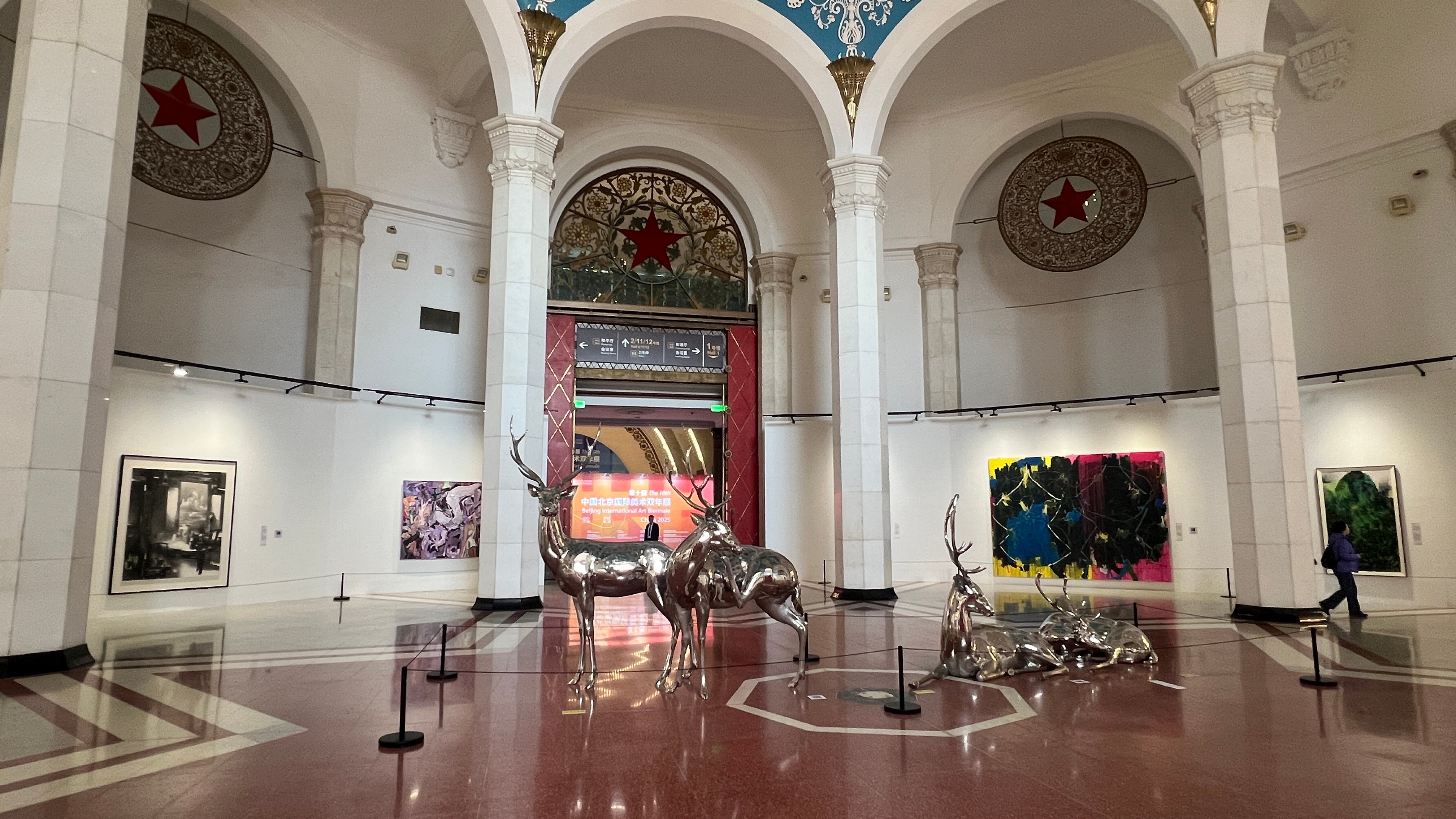 难得去参观中国北京国际美术双年展，缺少艺术细胞，只能是走马观花，假装文艺老年。