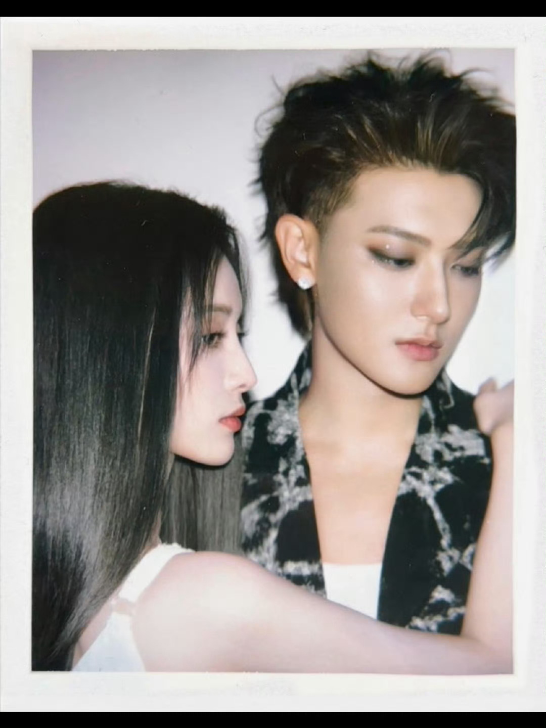 黄子韬徐艺洋婚纱照 全是右脸黄子韬徐艺洋晒婚纱照，有接吻的、有梦幻的，但一眼望过