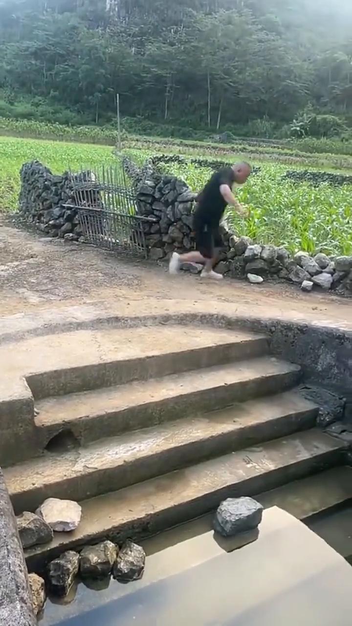 这点逼酒让你喝的，这两步晃的，钱上哪去？这是河，别掉下去，不能，有准，你看大哥给