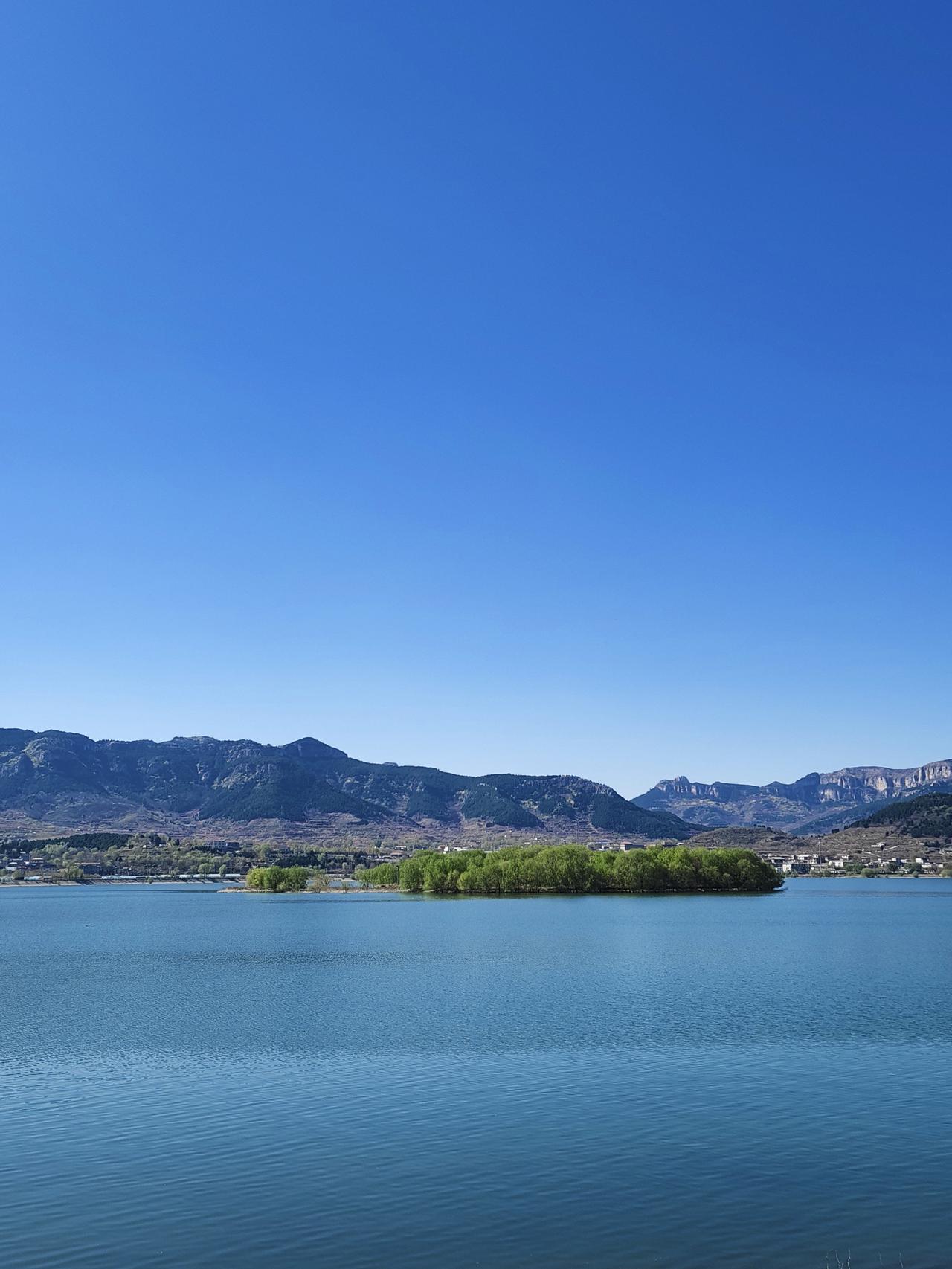 卧虎山水库风景怡人！湛蓝的天空，
万里无云，微风拂面带来丝丝凉意，
同时也夹杂着