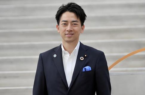 日本防长小泉进次郎，你可千万不要被他的外表给骗了。其实他的心机深的很，现在他正在