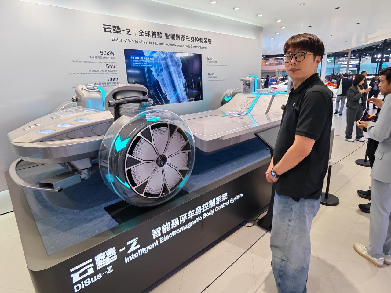 没想到比亚迪也有车主志愿者来现场讲解。而且他曾经还是一名火箭军技术人。
​
​我