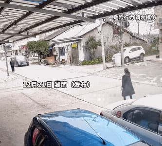 两辆车的司机都在赌，赌这十字路口没有车子通过。结果，双方都赌输了，输得服服气气。